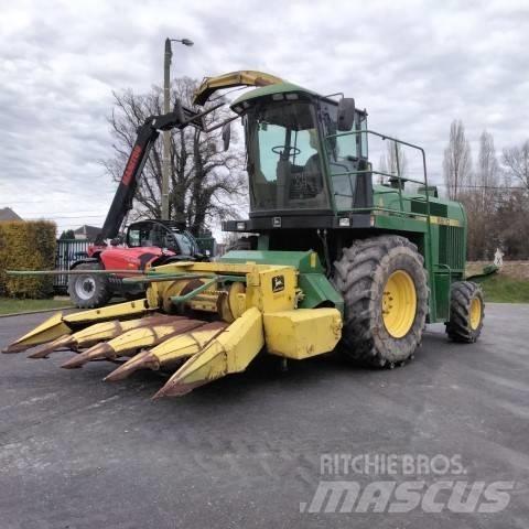 John Deere 6610 自走式青贮饲料收割机