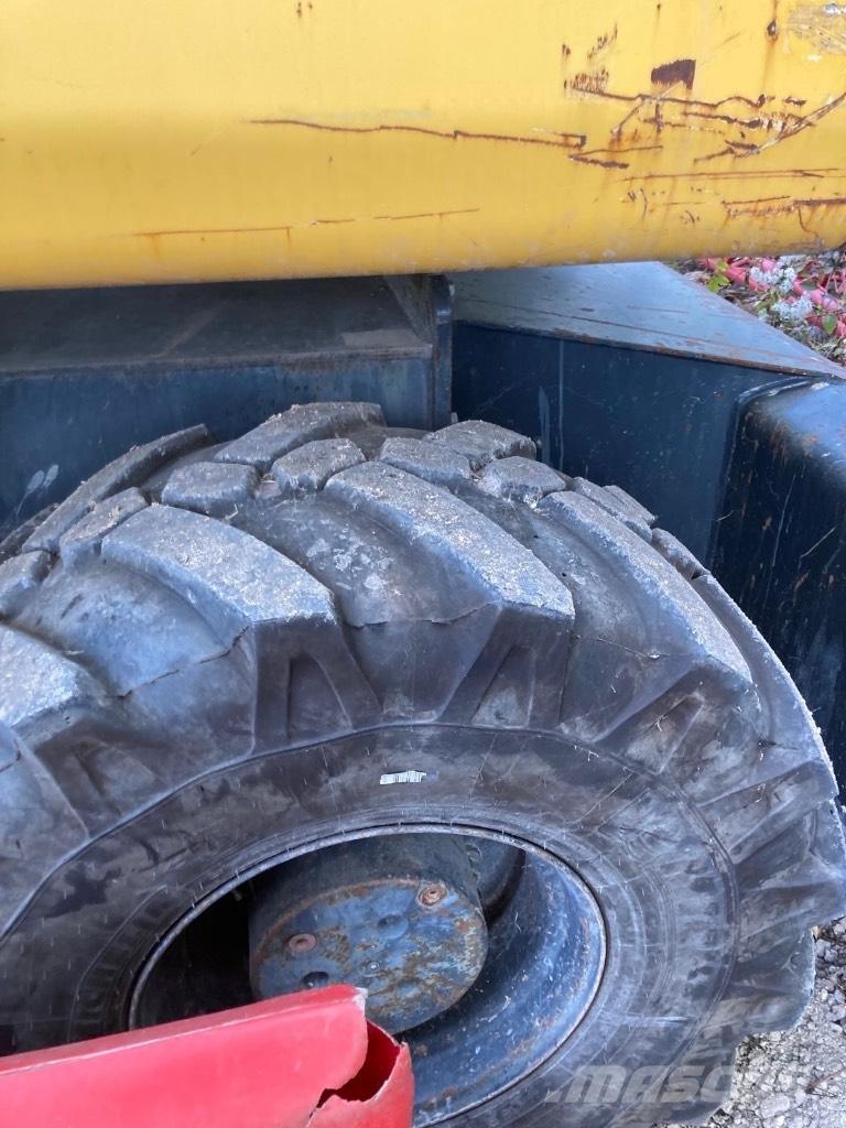 Komatsu PW 140-7 轮式挖掘机