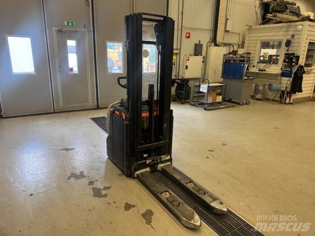 BT Toyota SPE 120 L 手推堆垛车