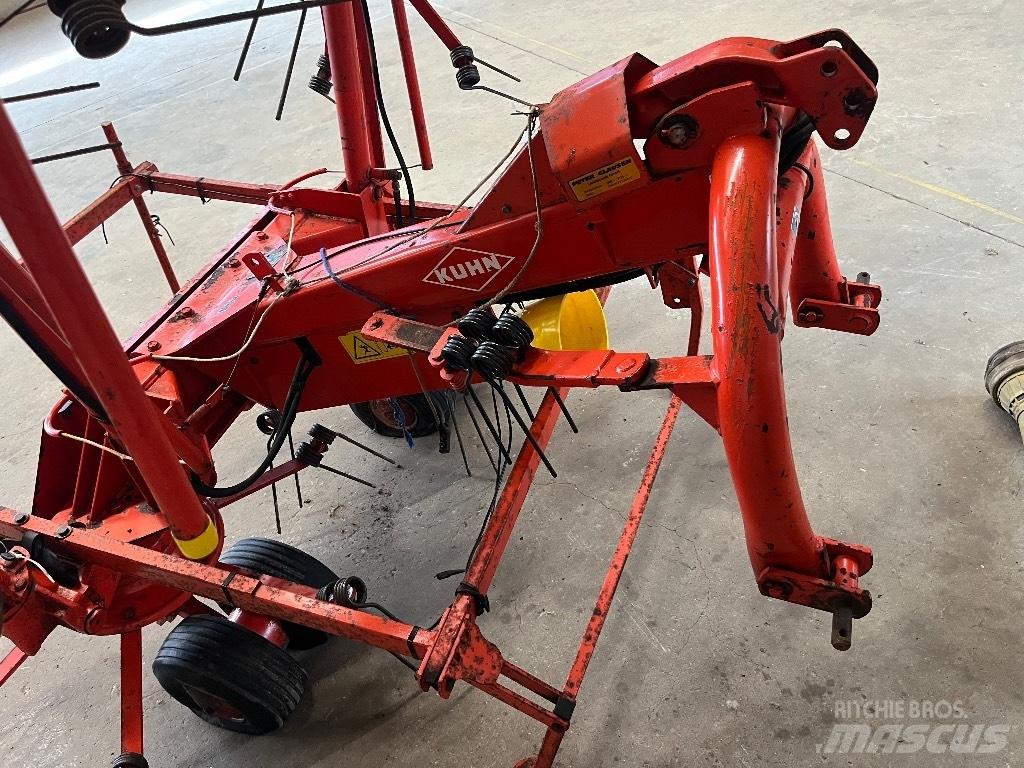 Kuhn 8501 MH 犁耙和摊草机