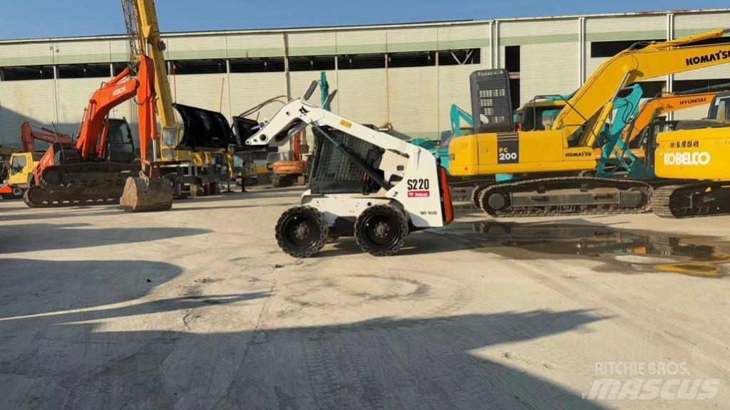 Bobcat S 220 滑移装载机