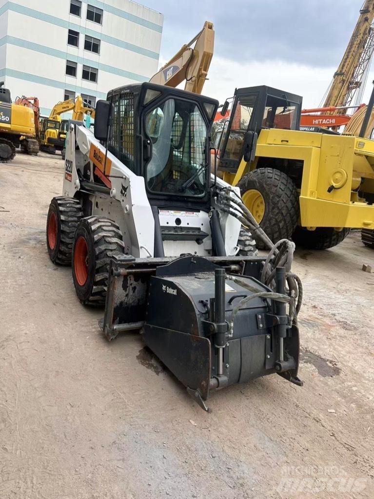 Bobcat S 220 滑移装载机