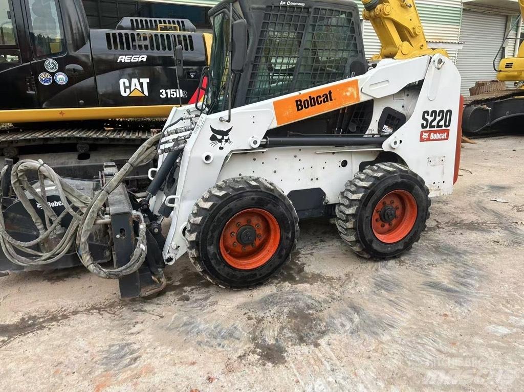 Bobcat S 220 滑移装载机