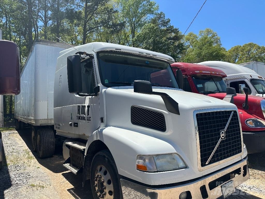 Volvo D11 厢式货车