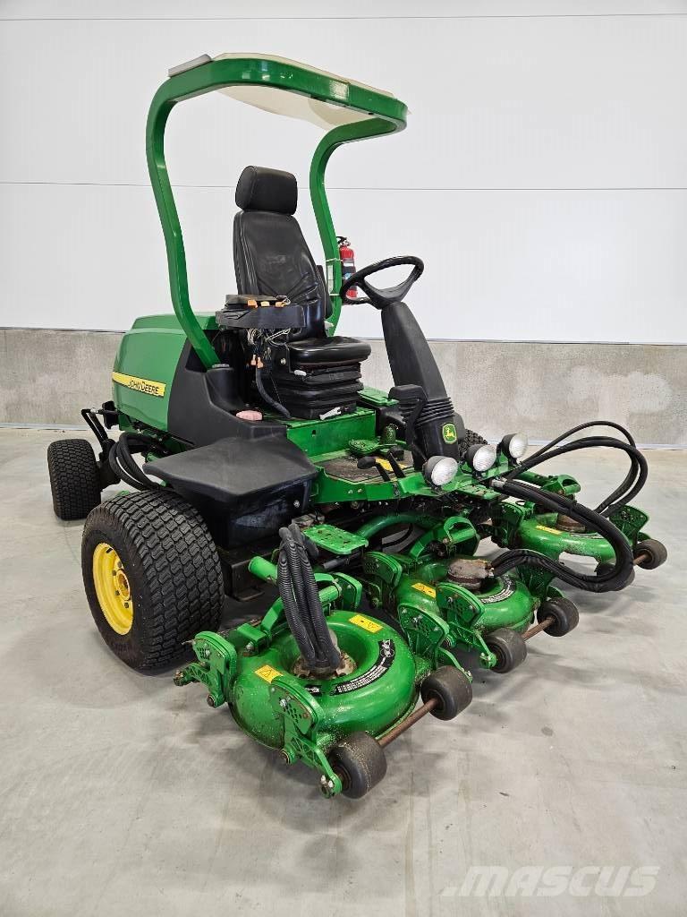John Deere 8800 骑乘式割草机
