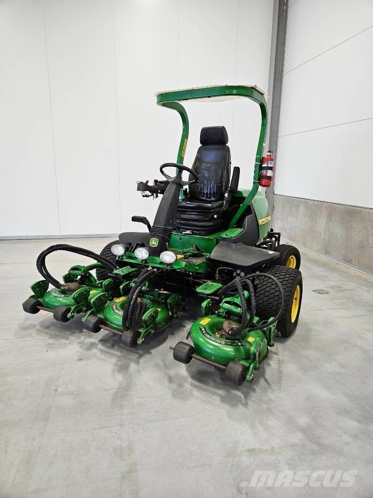 John Deere 8800 骑乘式割草机