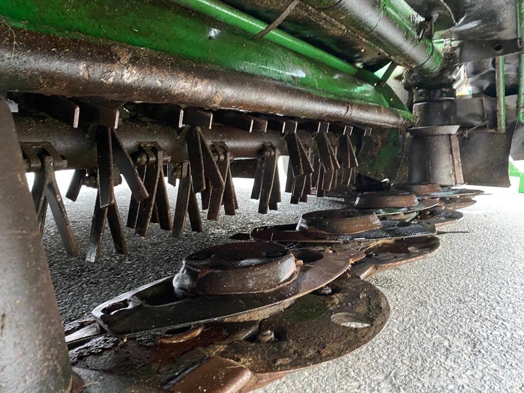 John Deere 324 割草机