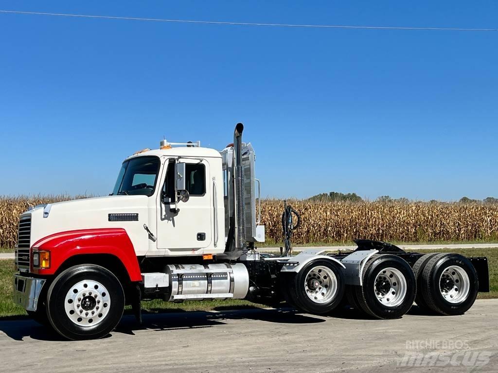 Mack CHU 613 牵引车
