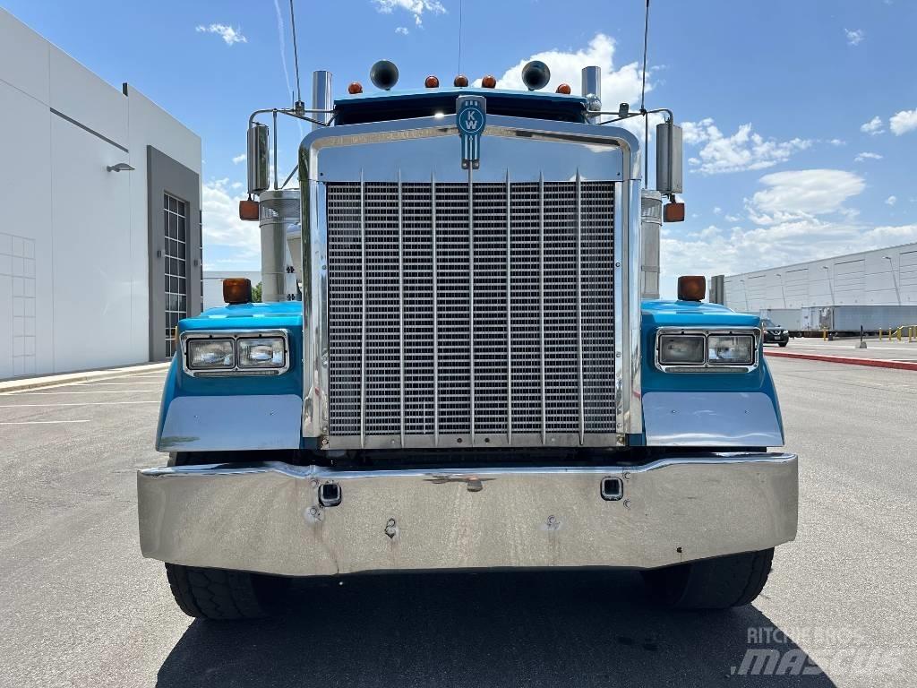 Kenworth W 900 牵引车