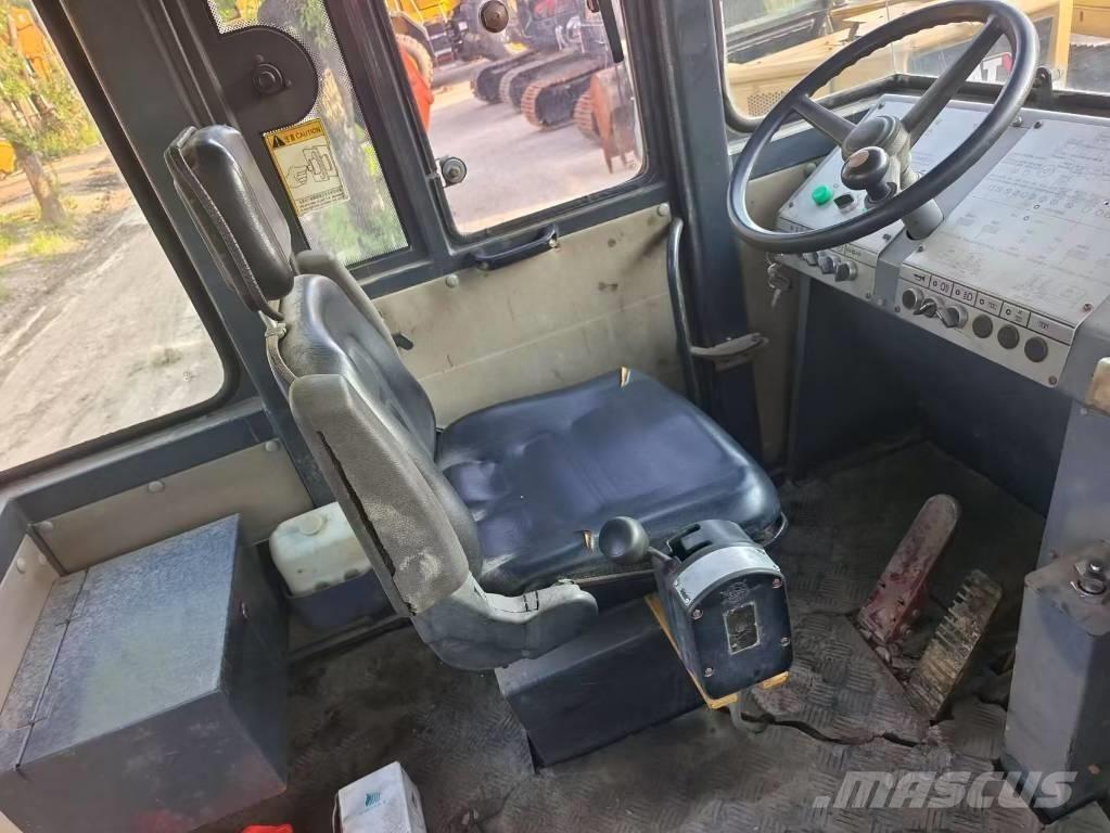 XCMG XP 263 胶轮压路机
