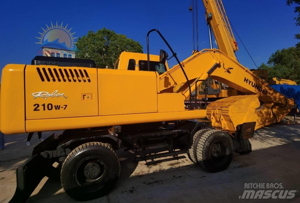 Hyundai R210W-7 轮式挖掘机