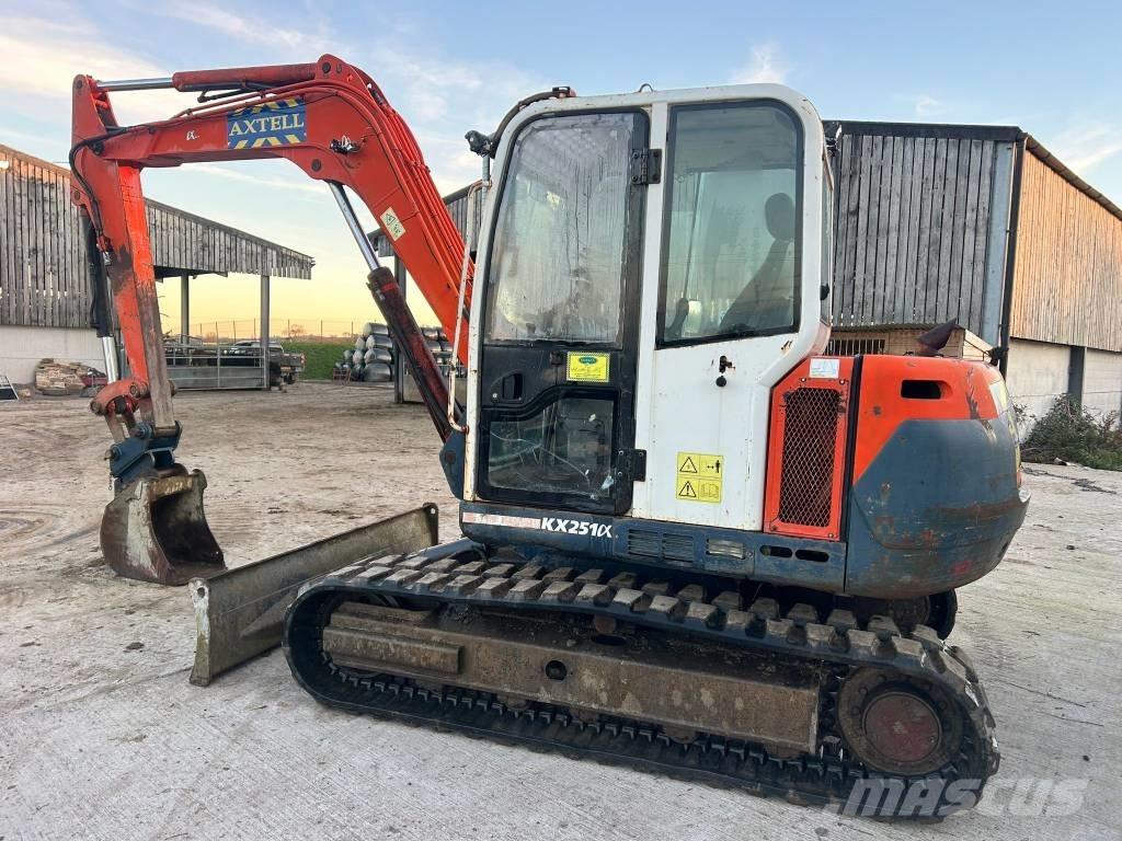 Kubota KX 251 中型挖掘机
