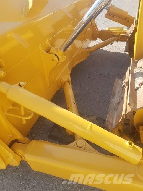 Komatsu D65EX-15 履带式推土机