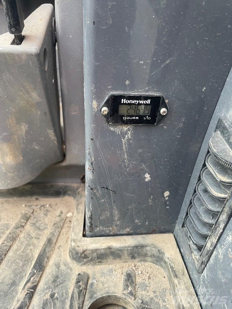 Takeuchi TB 235 小型挖掘机