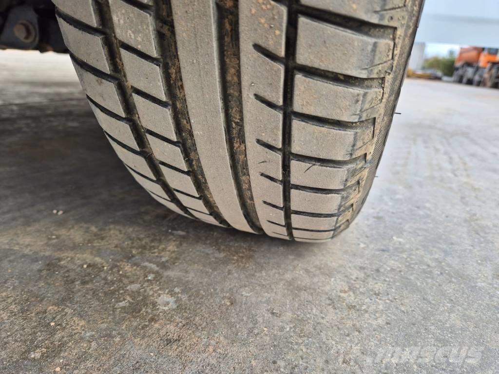 Ford Courier 商务面包车