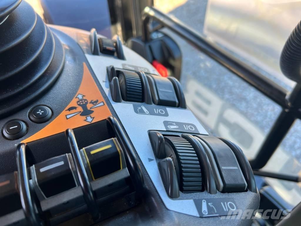 JCB Fastrac 4220 拖拉机/农用车