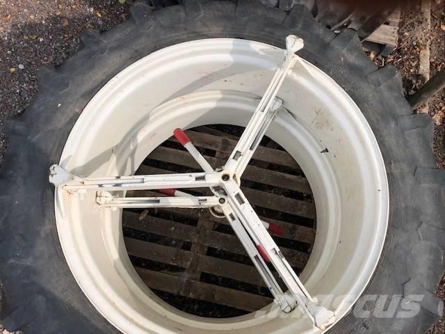 Pirelli 13.6 R38 轮胎、车轮、轮圈