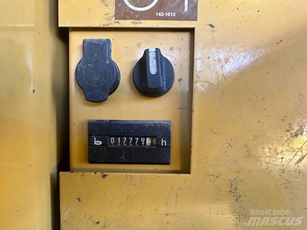 CAT M 320 VAH 轮式挖掘机