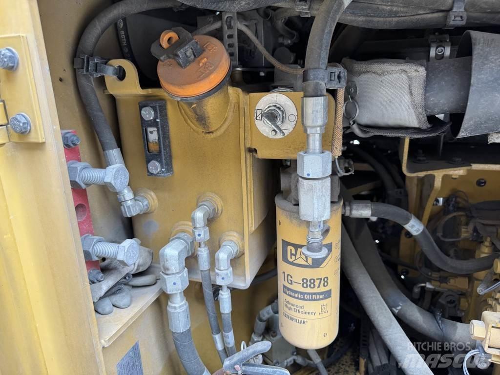 CAT CB10 双轮压路机