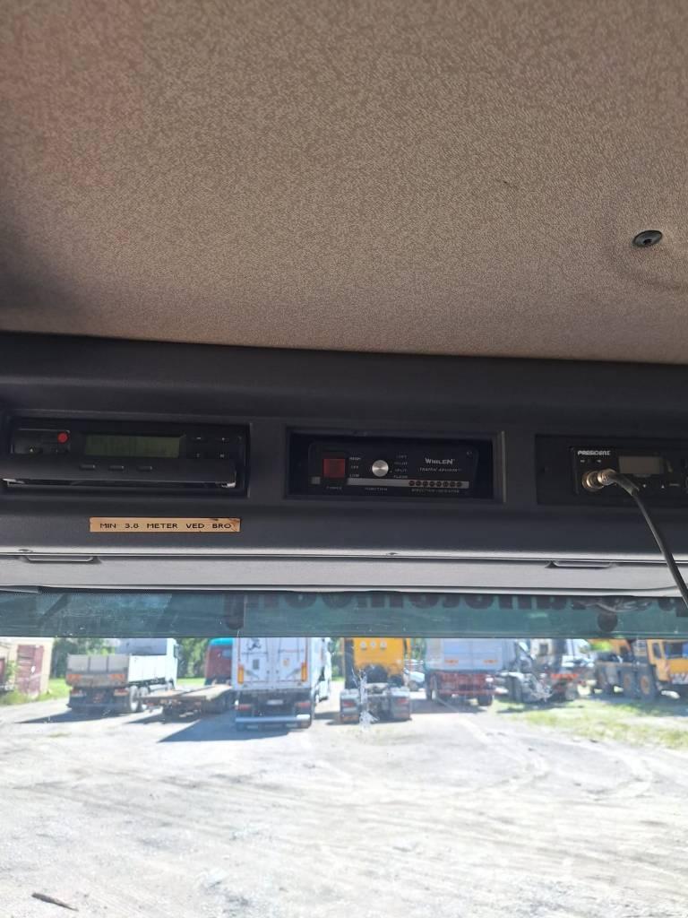 Scania P 3210 随车折臂吊