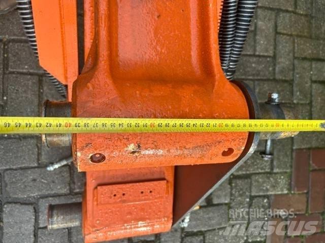 Hitachi ZX 135 履带挖掘机