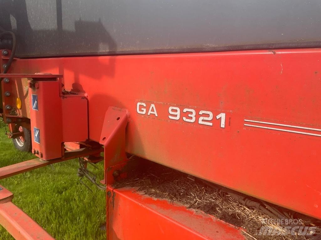 Kuhn Ga 9321 犁耙和摊草机