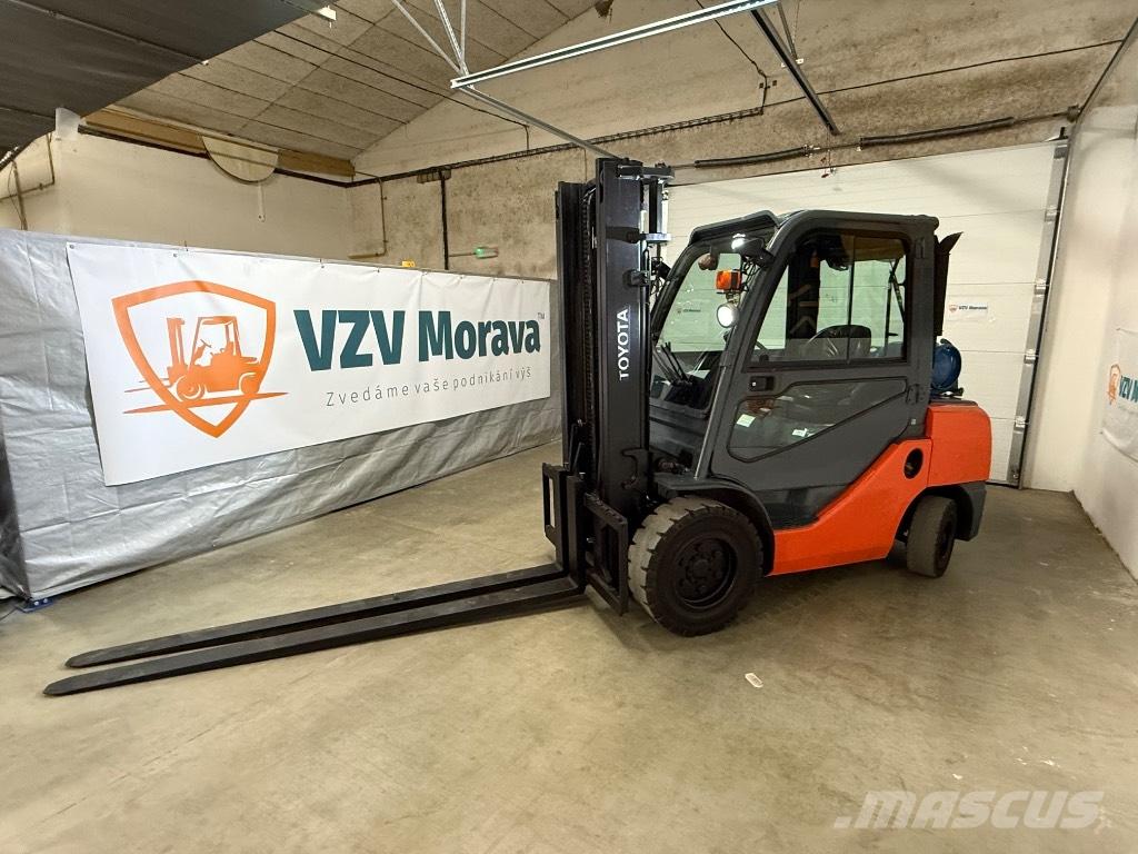 Toyota 02-8 FGJF 35 天然气叉车