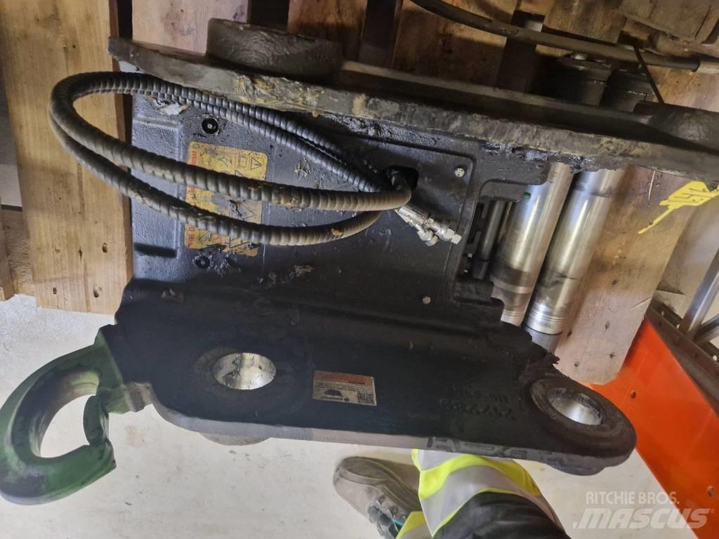 Steelwrist QCS50 吊杆和铲斗