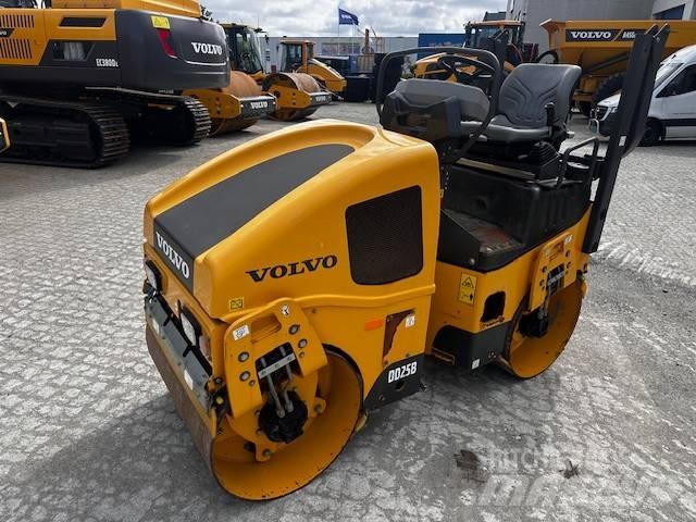 Volvo DD25B 双轮压路机