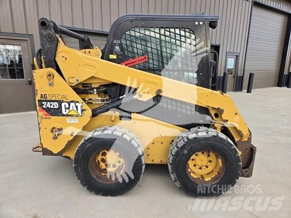CAT 242D 滑移装载机