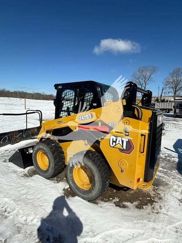 CAT 242D3 滑移装载机