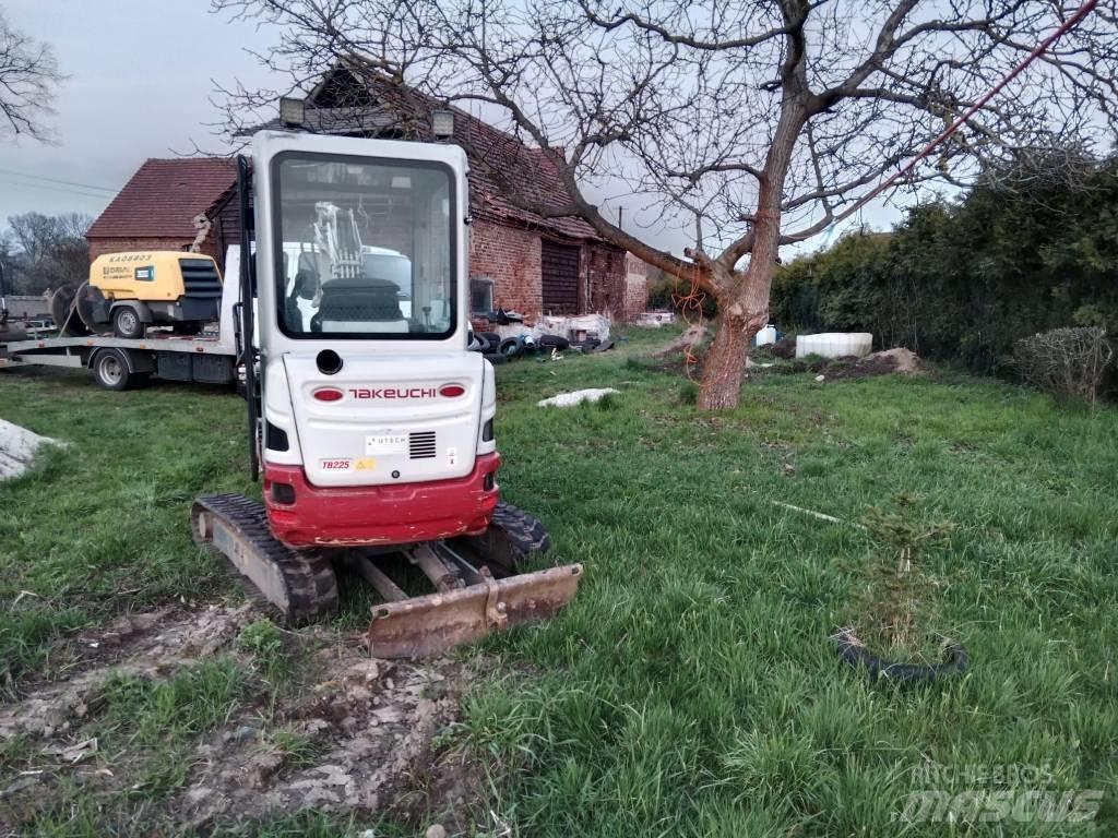 Takeuchi TB 225 小型挖掘机