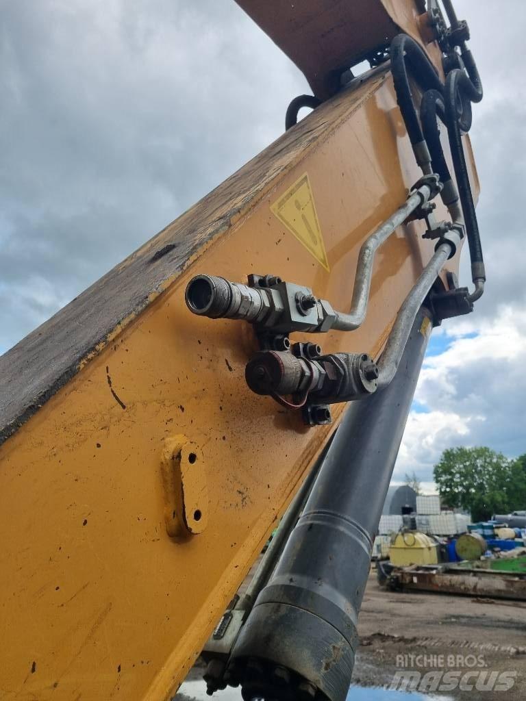 Liebherr R 922 履带挖掘机