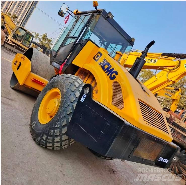 XCMG XS 142 J 双轮压路机