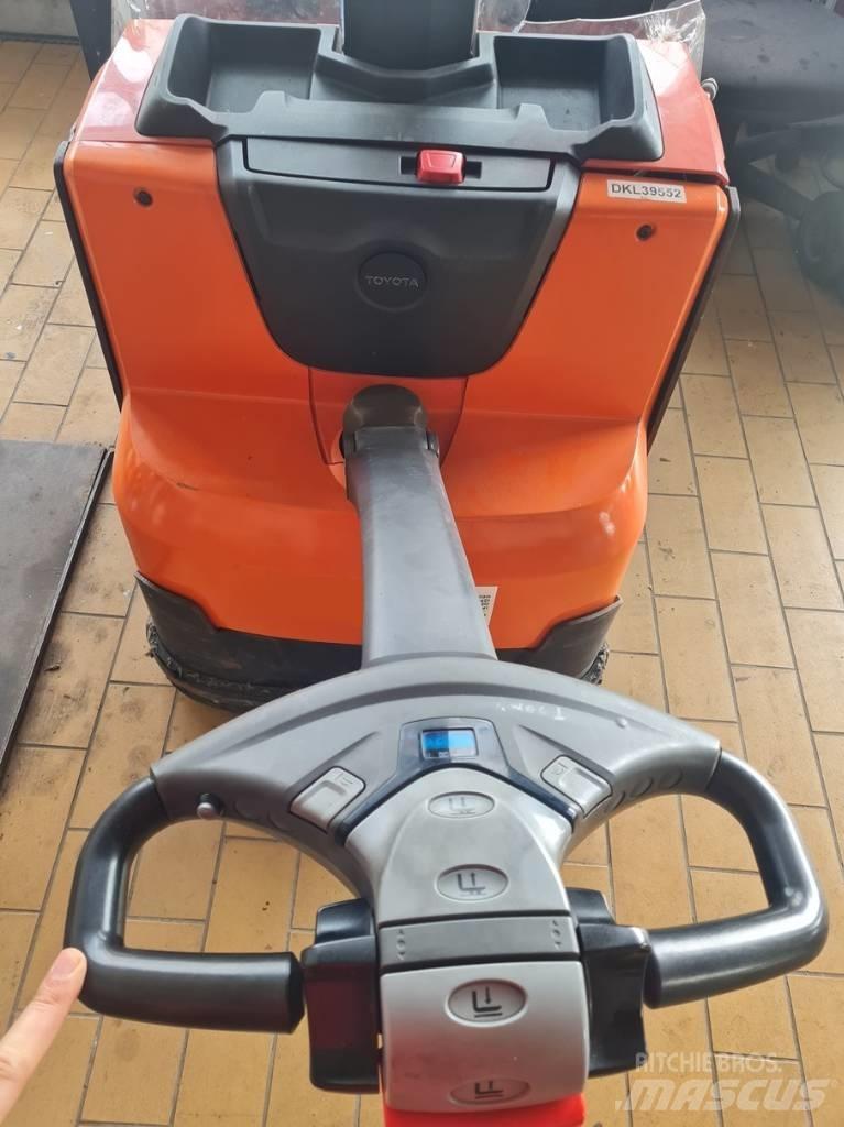 Toyota SWE080L 手推堆垛车