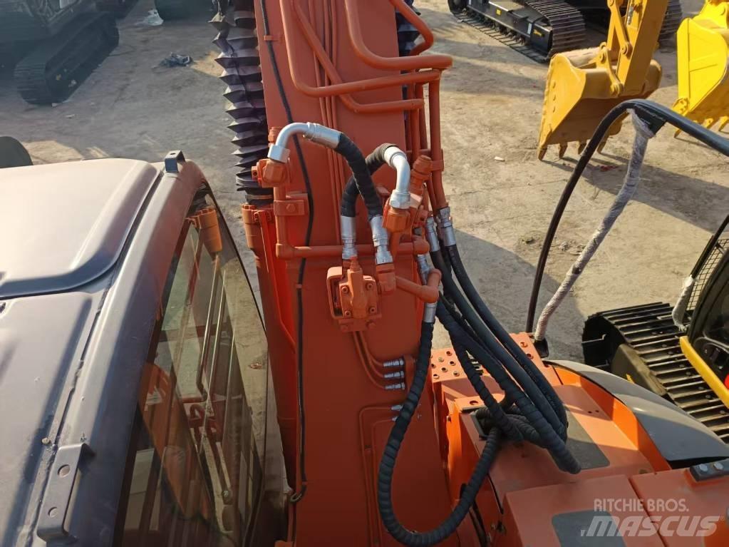 Hitachi ZX135 履带挖掘机