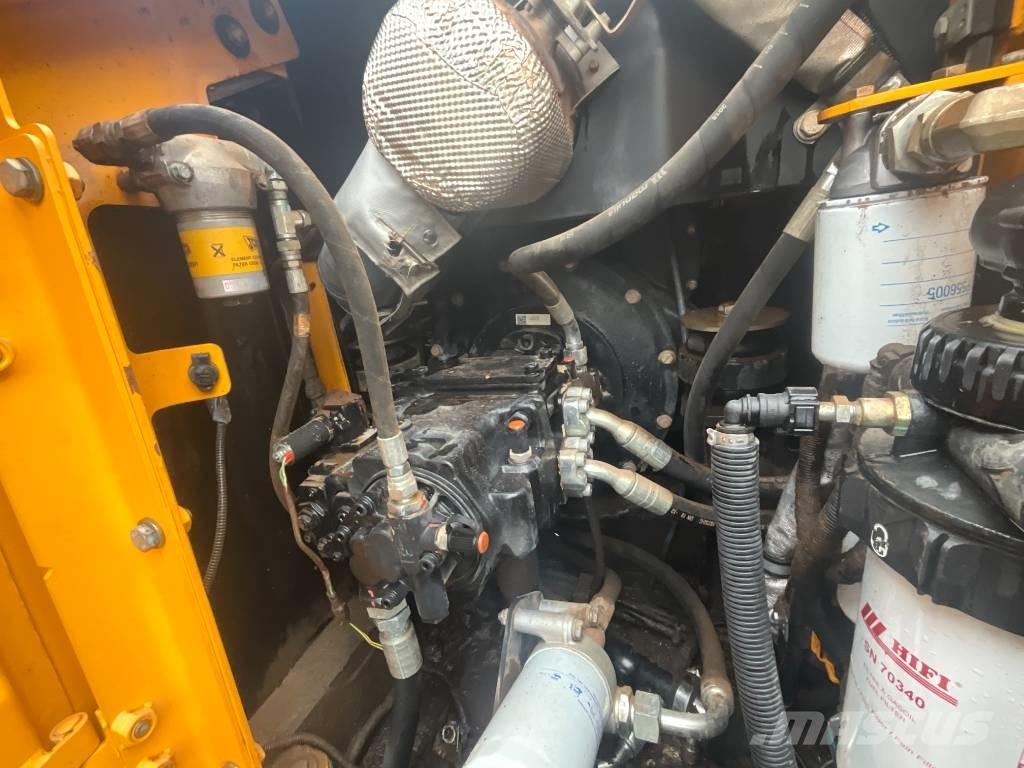 JCB JS 130 LC 履带挖掘机