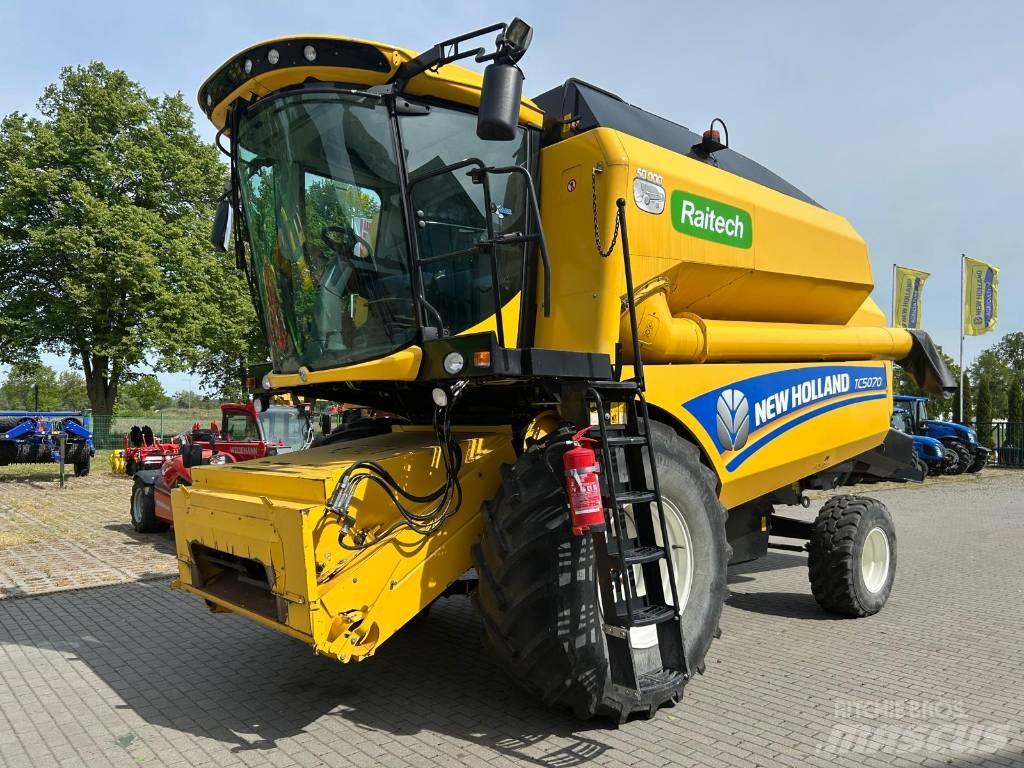 New Holland TC 5070 联合收割机