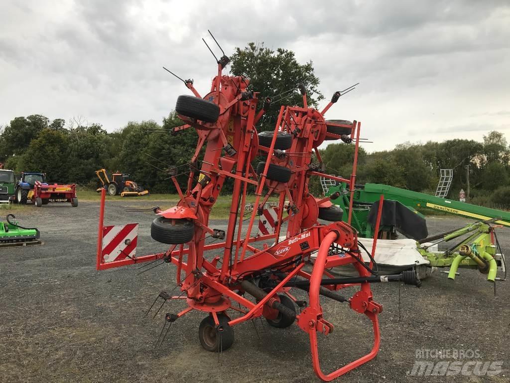 Kuhn GF 8702 犁耙和摊草机