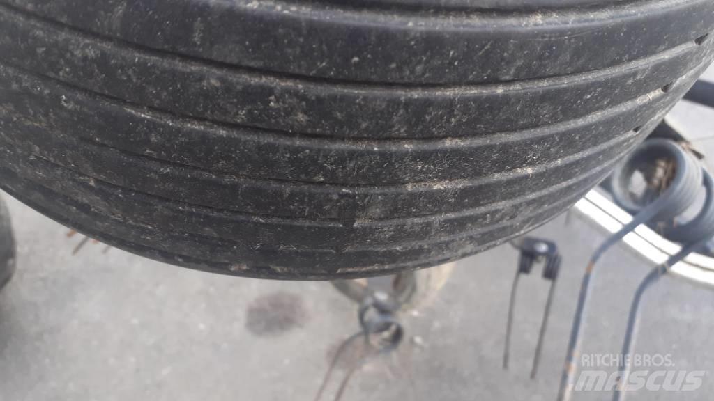 Vicon 1124C 犁耙和摊草机