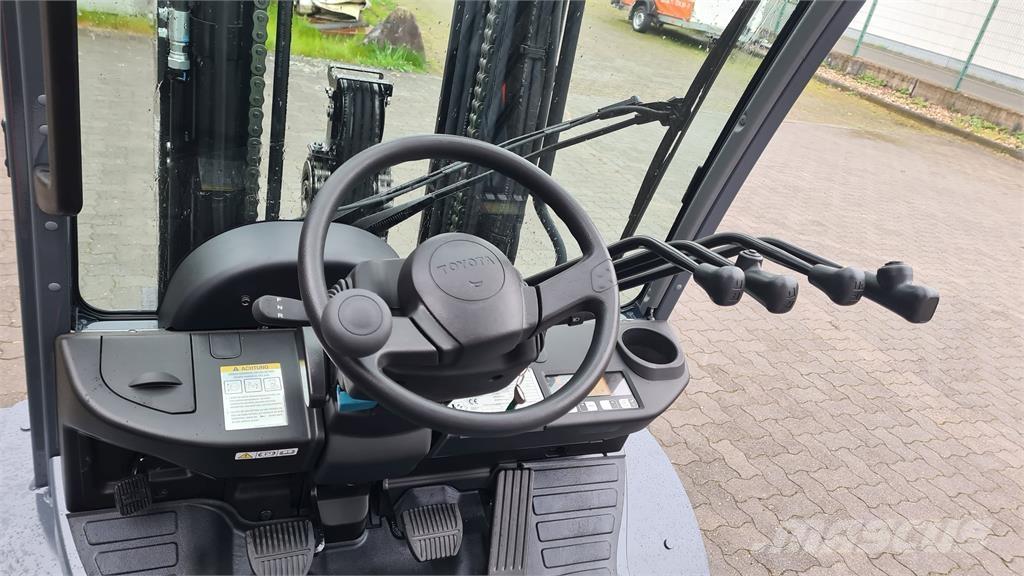 Toyota 02-8FGJF35 天然气叉车