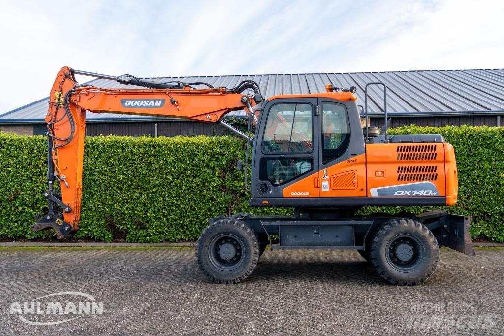 Doosan DX140W-5 轮式挖掘机
