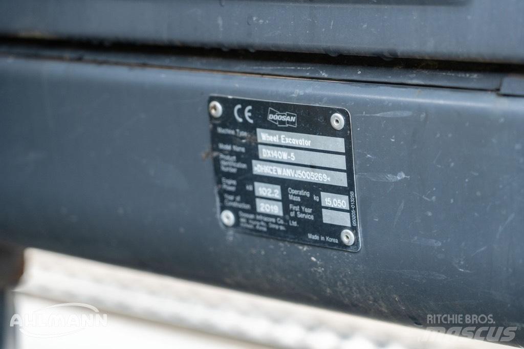 Doosan DX140W-5 轮式挖掘机