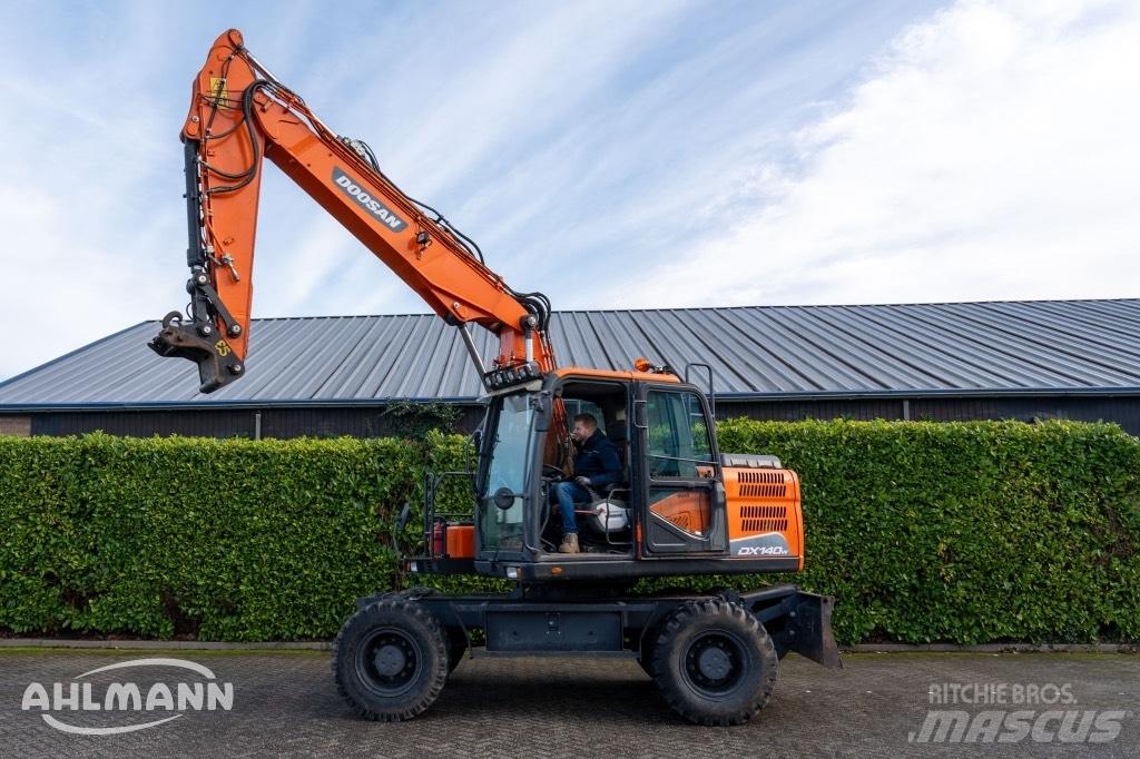 Doosan DX140W-5 轮式挖掘机