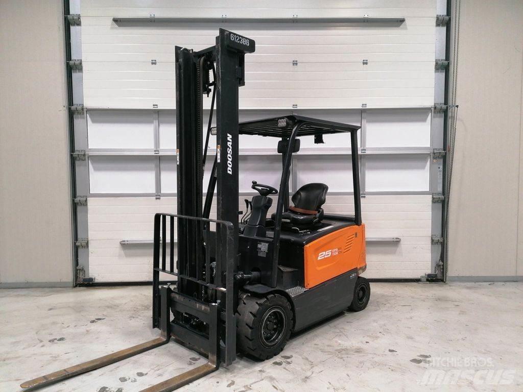Doosan B25X-7 电动叉车