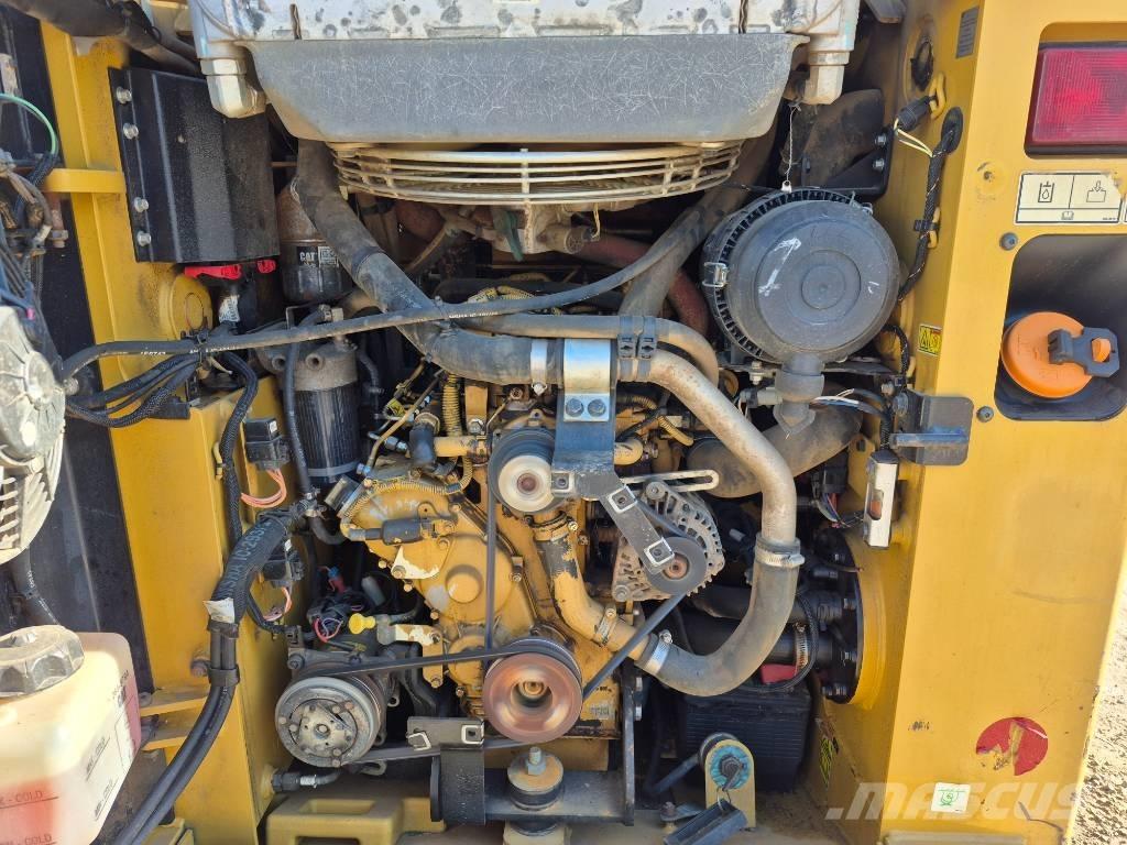 CAT 249 D 滑移装载机