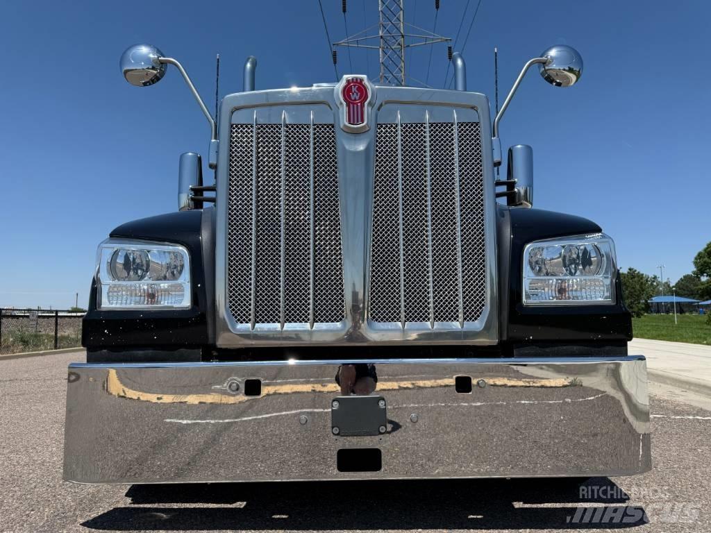 Kenworth W 990 牵引车