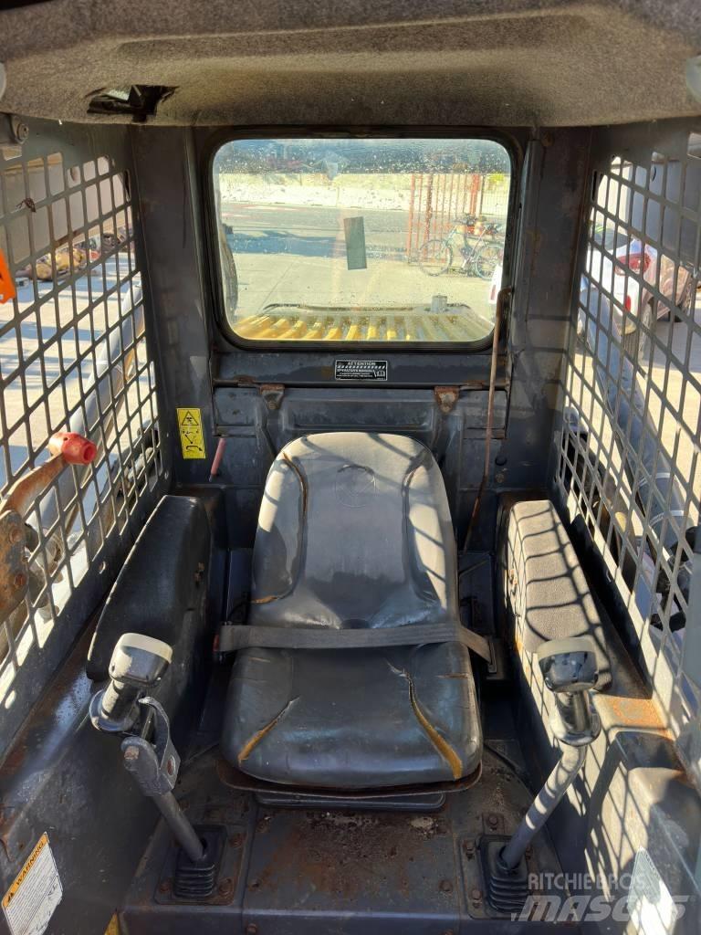 New Holland C 185 滑移装载机