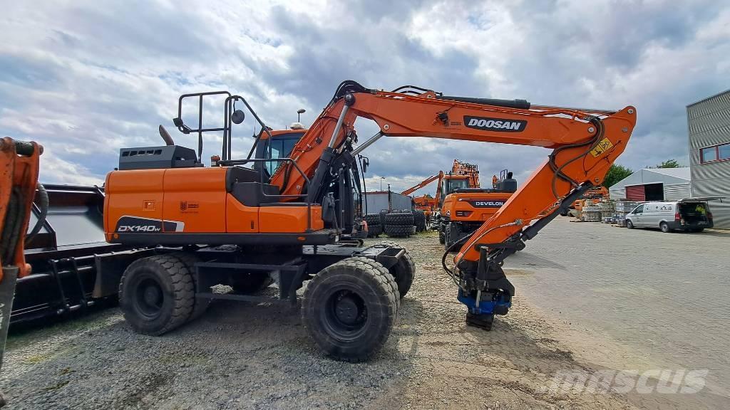 Doosan DX140W-5 轮式挖掘机