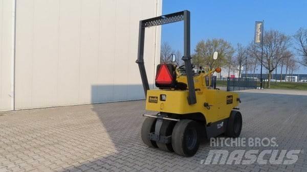 Sakai TS 160 胶轮压路机